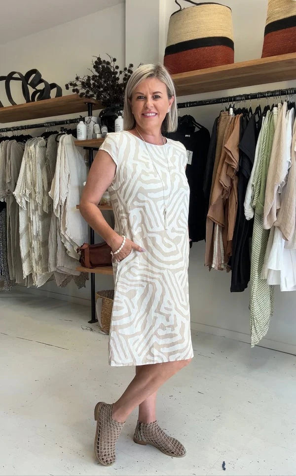 🌸 Summery Bohemian Floral Dress with Round Neckline